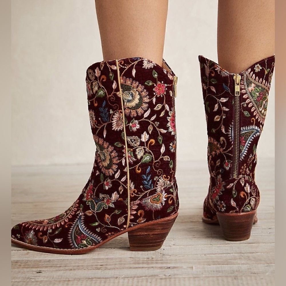 New MOMO
NEW YORK EVY EMBROIDERED VELVET BOOTS